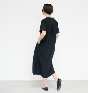 ワンピース　LOOSY：ONE　ブラック　ポケットに手を入れた女性　着用画像　背面　
