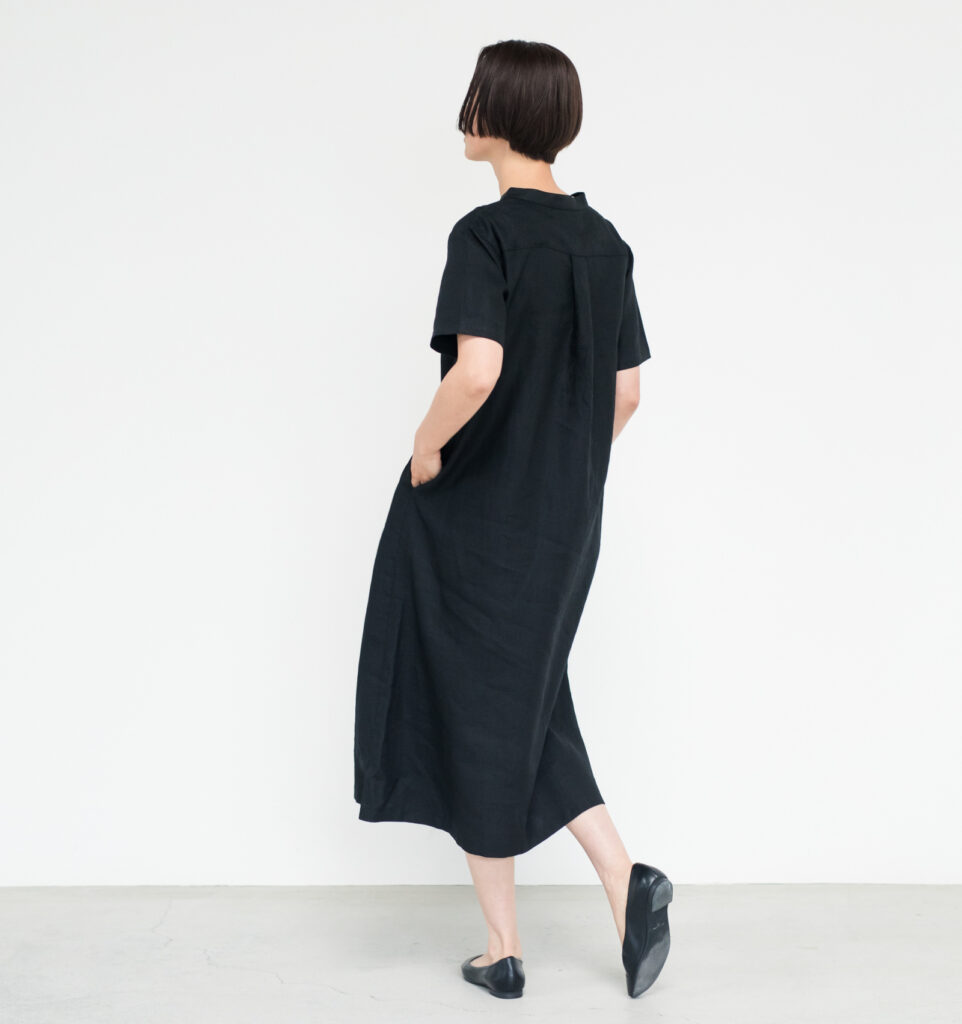 ワンピース　LOOSY：ONE　ブラック　ポケットに手を入れた女性　着用画像　背面　