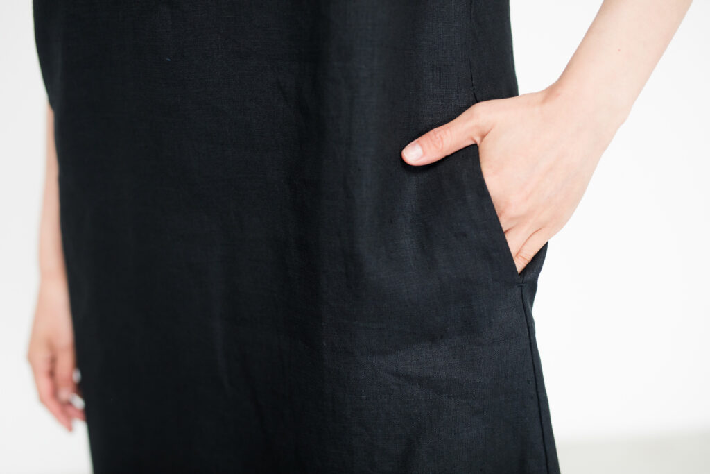 ワンピース　LOOSY：ONE　ブラック　女性着用画像　ポケット部分