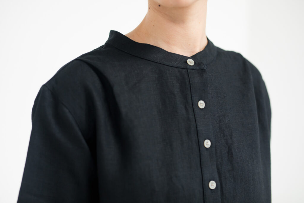 ワンピース　LOOSY：ONE　ブラック　女性着用画像　前面　ボタン部分