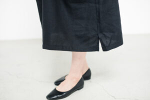 ワンピース　LOOSY：ONE　ブラック　女性着用画像　裾　スリット部分