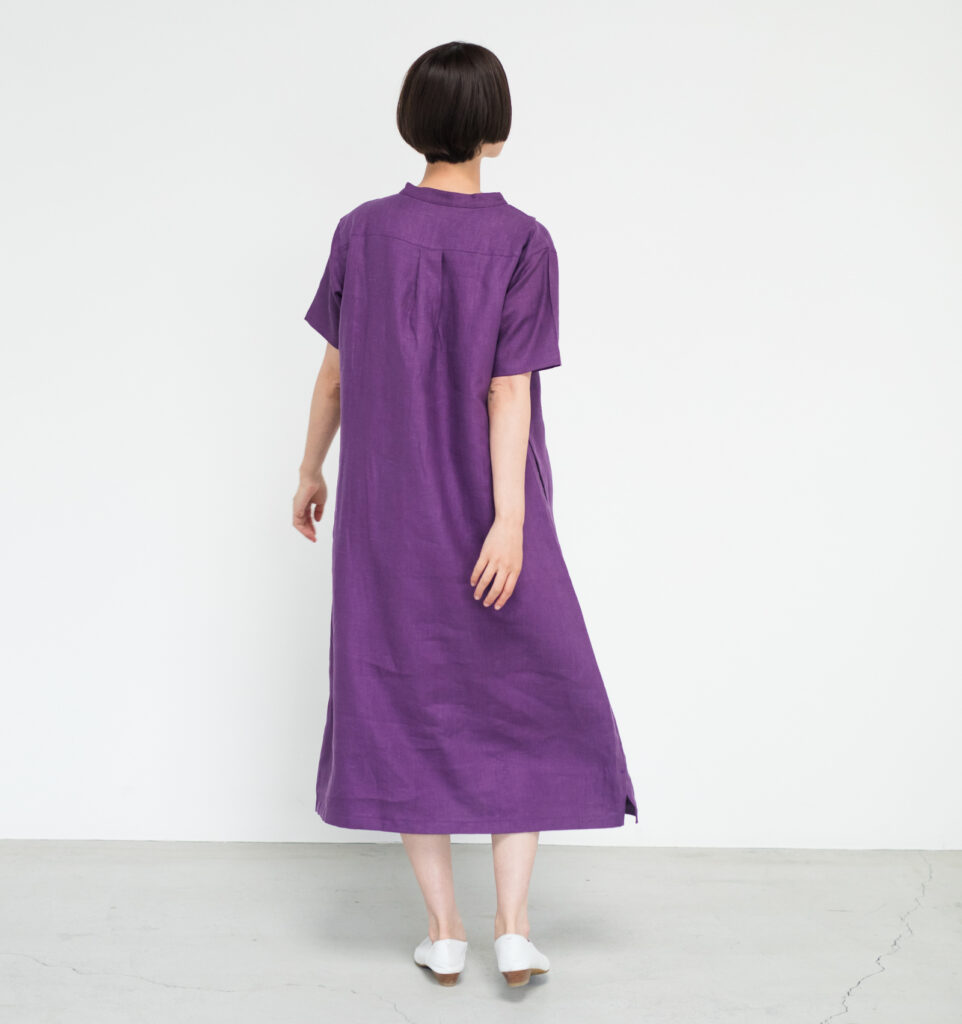 ワンピース　LOOSY：ONE　パープル　女性着用画像　背面全身画像