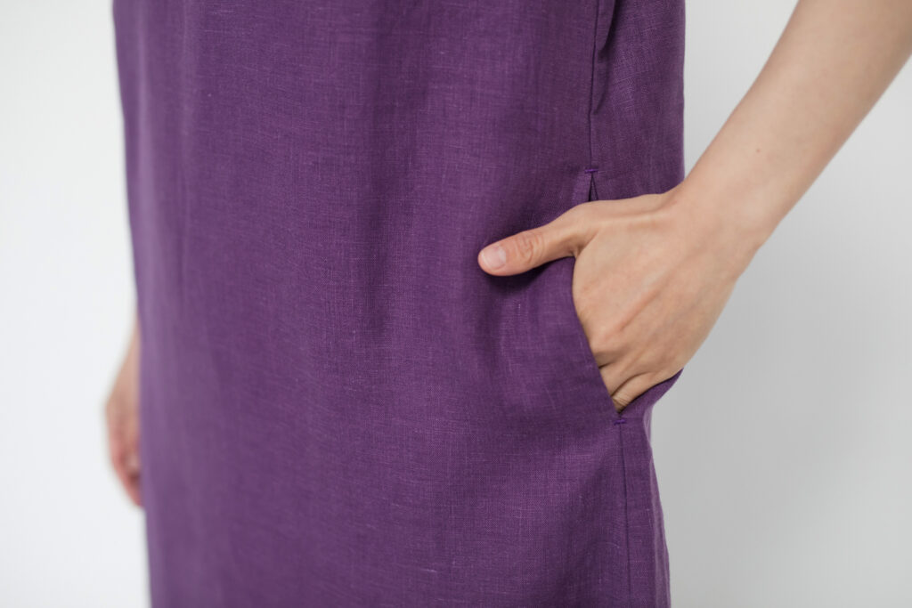 ワンピース　LOOSY：ONE　パープル　女性着用画像　ポケット部分