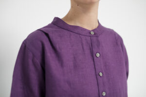 ワンピース　LOOSY：ONE　パープル　女性着用画像　前面首元からバストアップ部分