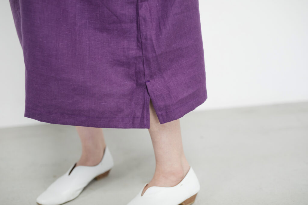 ワンピース　LOOSY：ONE　パープル　女性着用画像　裾と足元部分