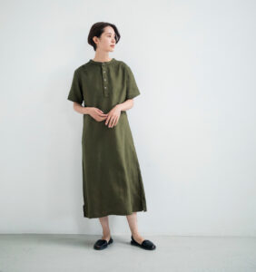 ワンピース　LOOSY：ONE　オリーブ　女性着用画像　前面全身　