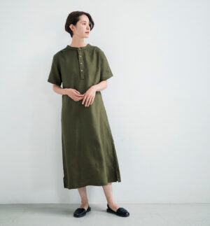 ワンピース　LOOSY：ONE　オリーブ　女性着用画像　前面全身