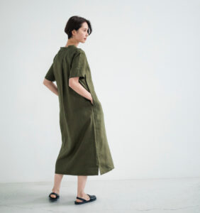 ワンピース　LOOSY：ONE　オリーブ　女性着用画像　振り返り全身
