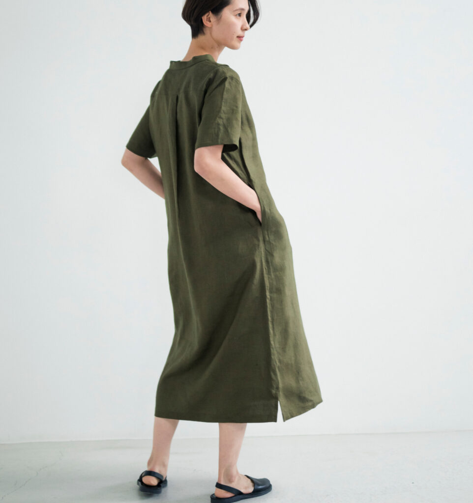 ワンピース　LOOSY：ONE　オリーブ　女性着用画像　振り返り全身アップ