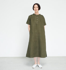 ワンピース　LOOSY：ONE　オリーブ　女性着用画像　前面全身