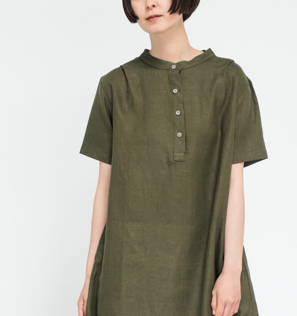 ワンピース　LOOSY：ONE　オリーブ　女性着用画像　顔半分から上半身