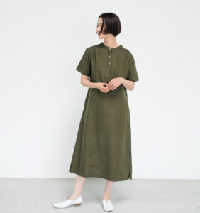 ワンピース　LOOSY：ONE　オリーブ　女性着用画像　全身　