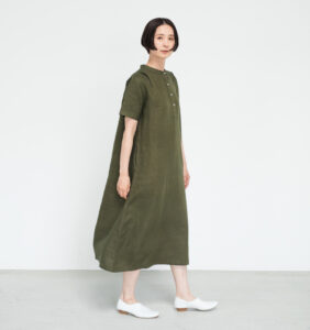 ワンピース　LOOSY：ONE　オリーブ　女性着用画像　全身　歩き