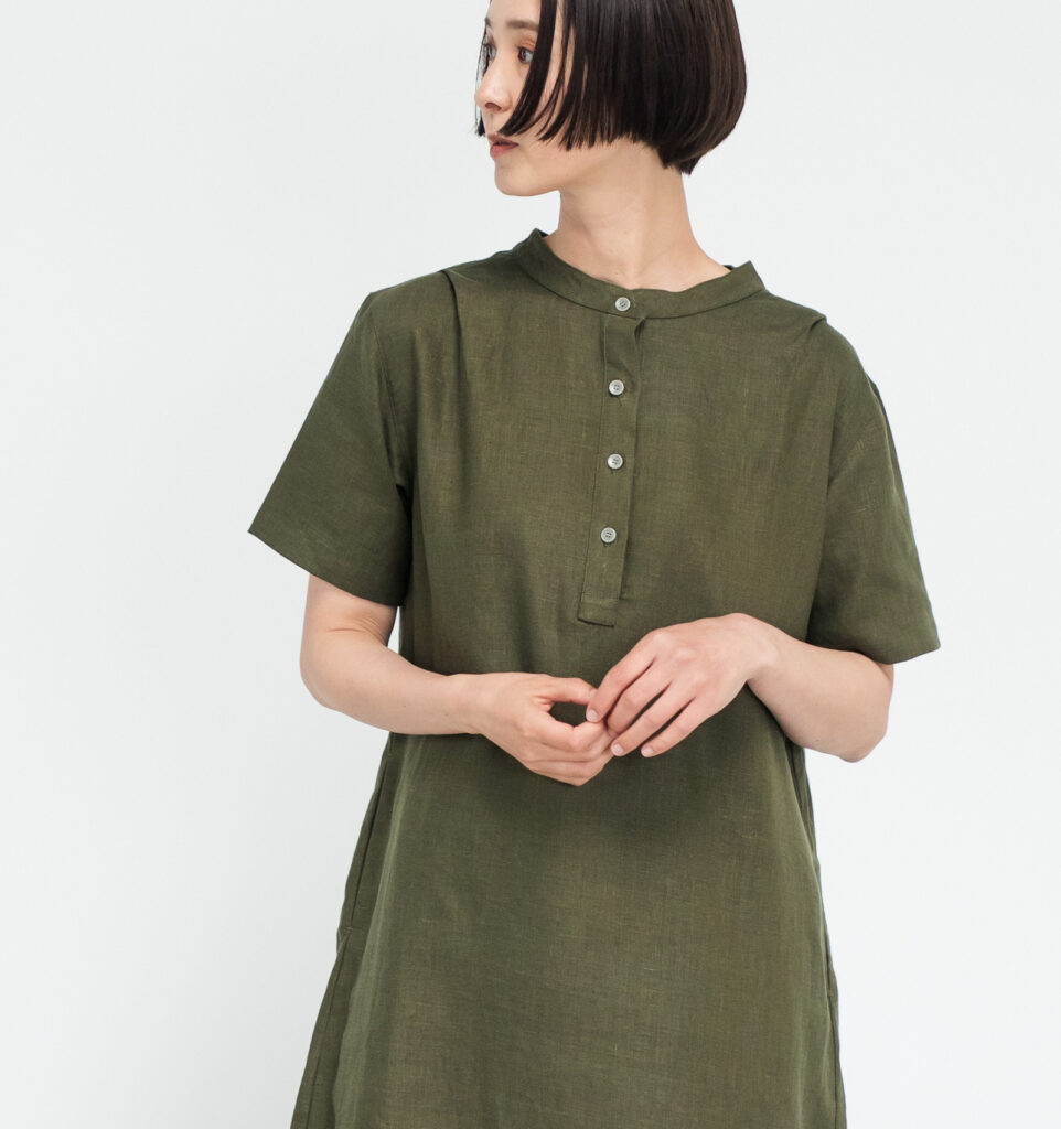 ワンピース　LOOSY：ONE　オリーブ　女性着用画像　前面