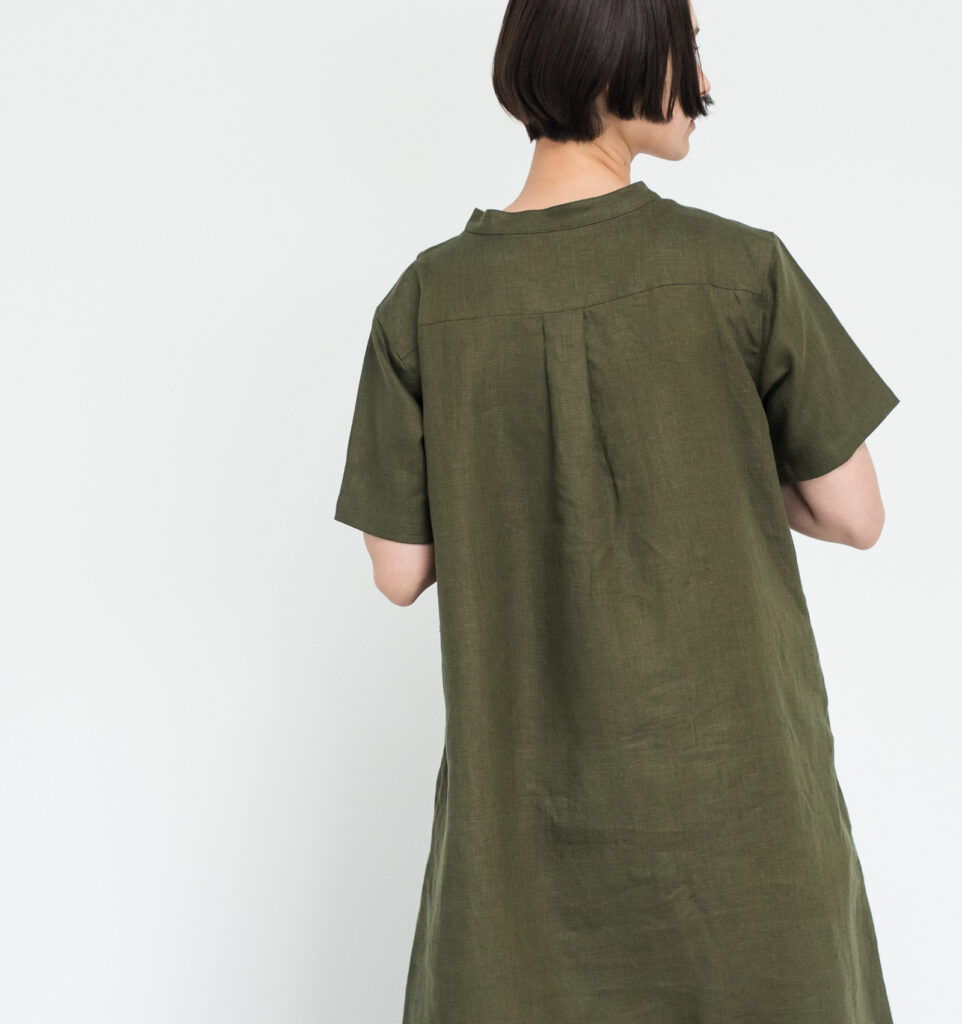 ワンピース　LOOSY：ONE　オリーブ　女性着用画像　背面