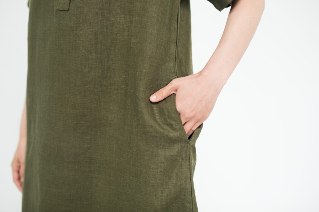 ワンピース　LOOSY：ONE　オリーブ　女性着用画像　ポケット部分アップ