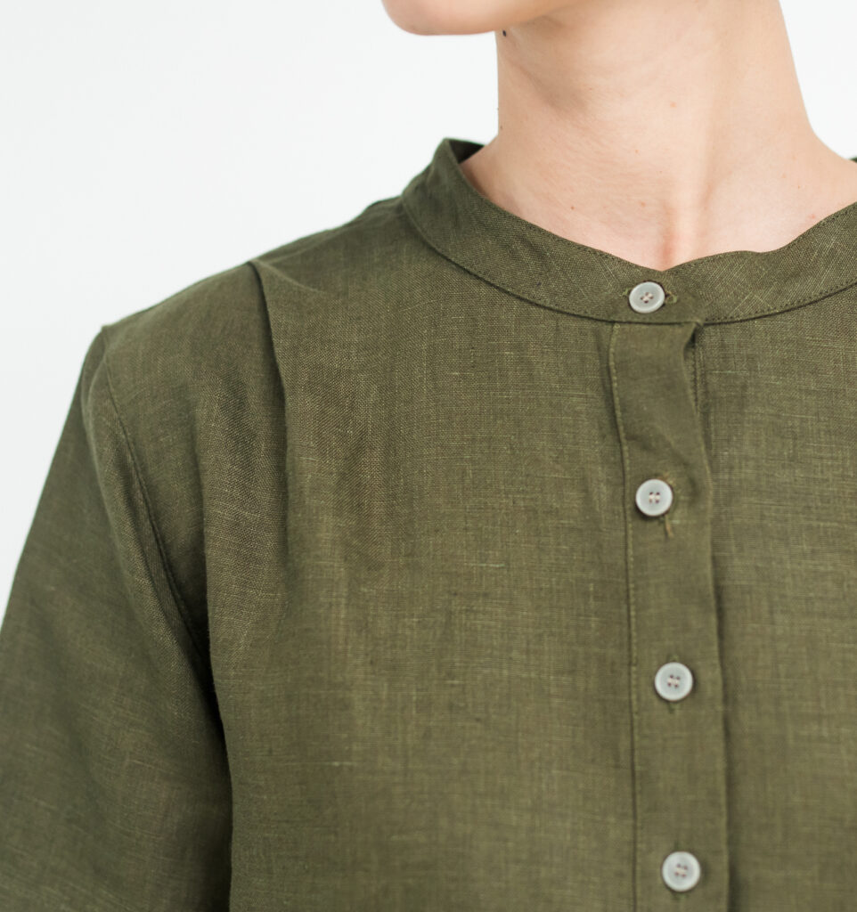 ワンピース　LOOSY：ONE　オリーブ　首元　肩アップ　女性着用画像