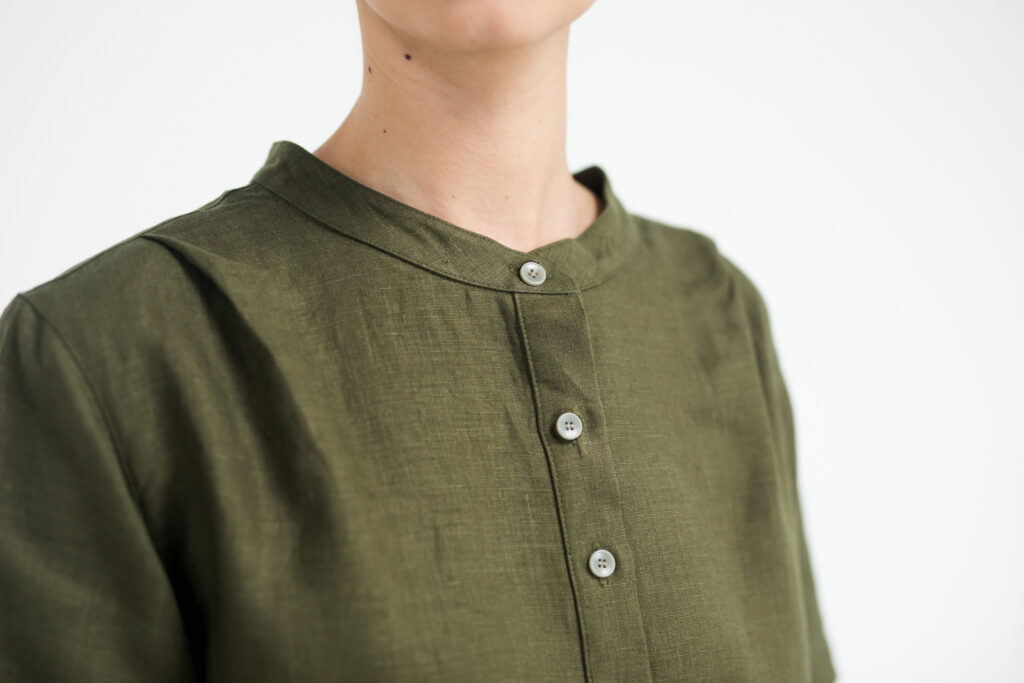ワンピース　LOOSY：ONE　オリーブ　首元アップ　女性着用画像