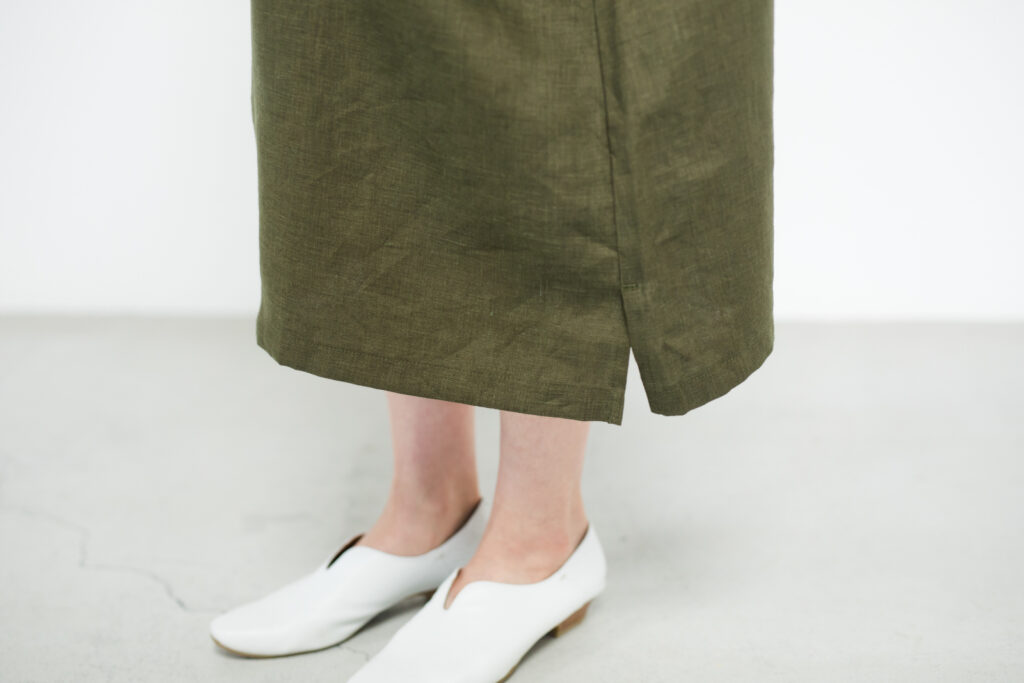 ワンピース　LOOSY：ONE　オリーブ　裾アップ　女性着用画像