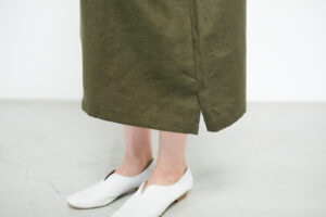 ワンピース　LOOSY：ONE　オリーブ　裾アップ　女性着用画像