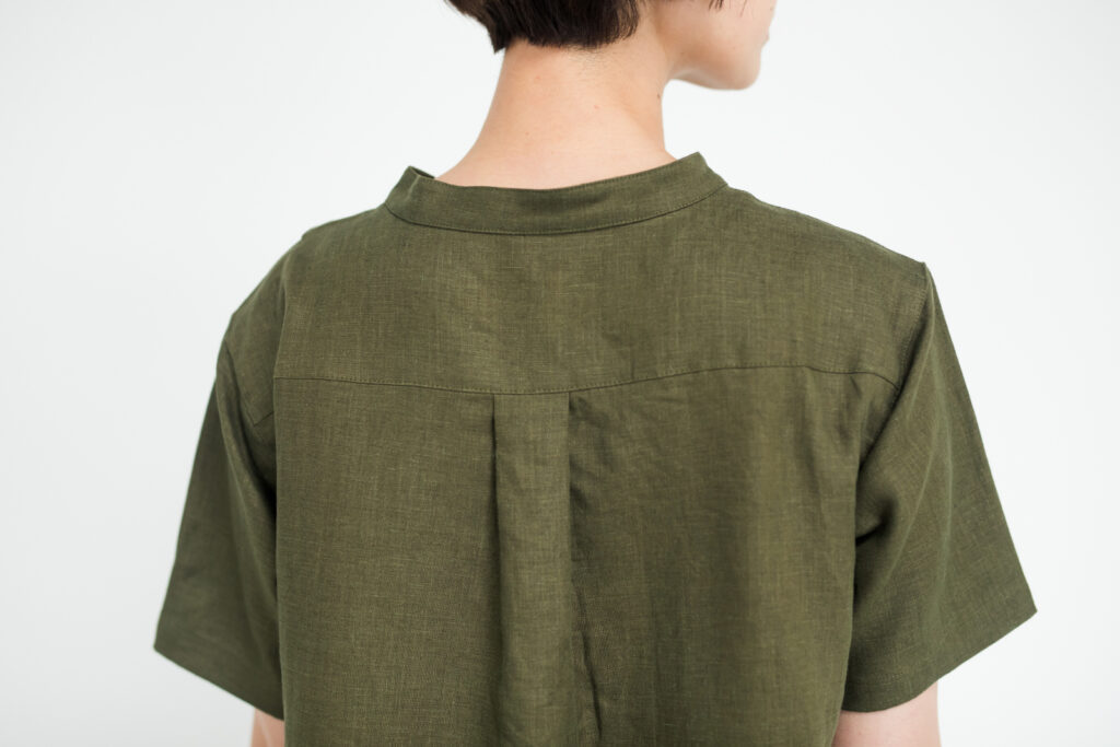 ワンピース　LOOSY：ONE　オリーブ　背面　上半身　女性着用画像