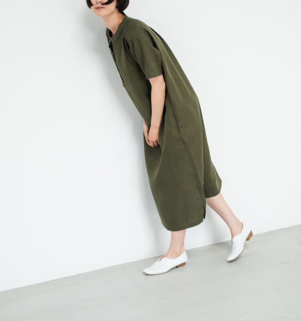 ワンピース　LOOSY：ONE　オリーブ　壁際　女性　着用画像