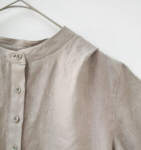 ワンピース　LOOSY：ONE　ベージュ　前面　首元　肩　ボタン部分　画像