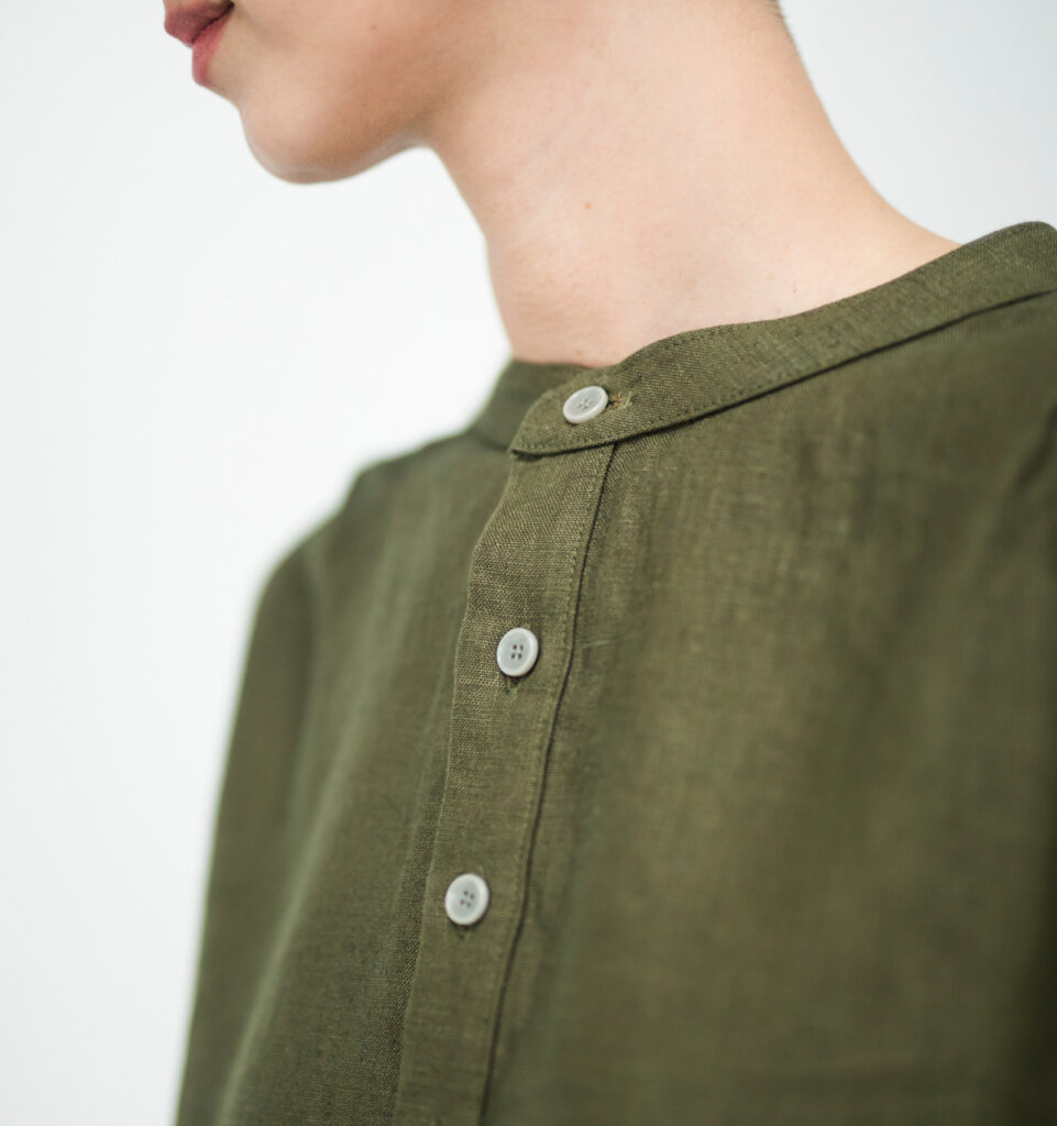 ワンピース　LOOSY：ONE　オリーブ　女性着用画像　首元アップ