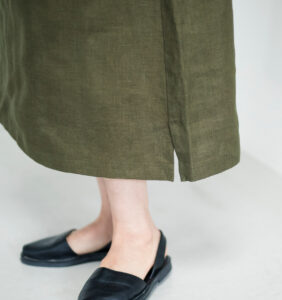 ワンピース　LOOSY：ONE　オリーブ　女性着用　裾のアップ画像