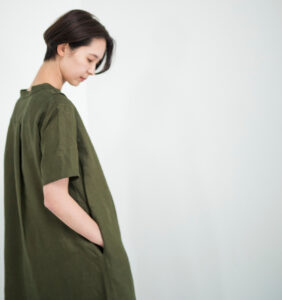ワンピース　LOOSY：ONE　オリーブ　起立した女性　着用画像