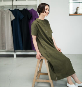 ワンピース　LOOSY：ONE　オリーブ　椅子に座った女性　着用画像