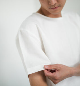 LOOSY:T2 リネン100％Tシャツ　オフホワイト　着用画像