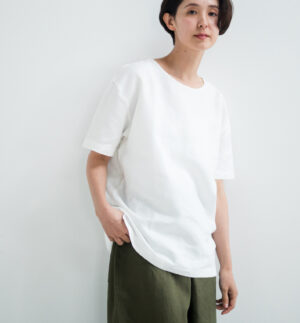 LOOSY:T2 リネン100％Tシャツ　オフホワイト　着用画像