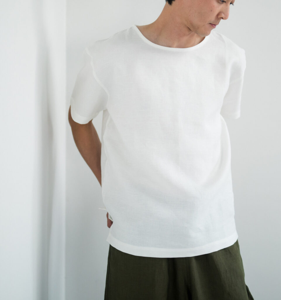 LOOSY:T2 リネン100％Tシャツ　オフホワイト　着用画像