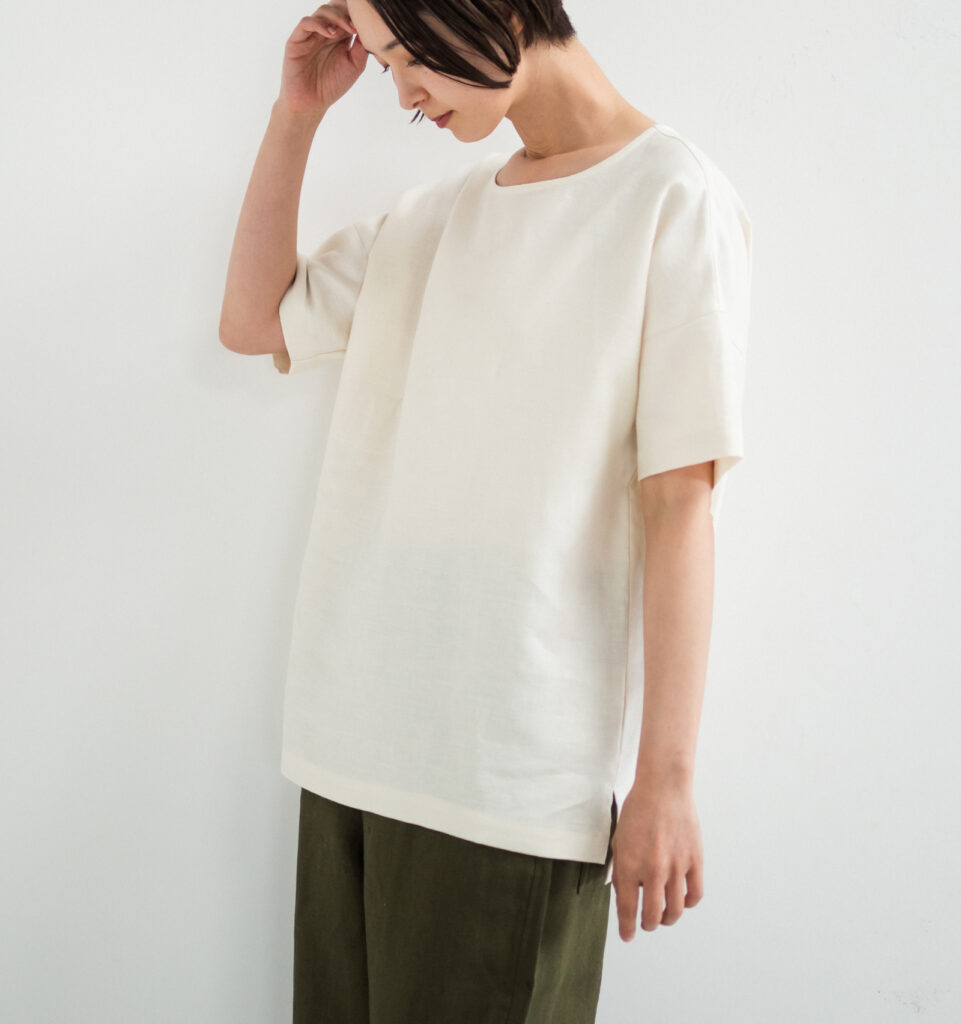 LOOSY:T2 リネン100％Tシャツ　エクリュホワイト　着用画像