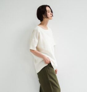 LOOSY:T2 リネン100％Tシャツ　エクリュホワイト　着用画像