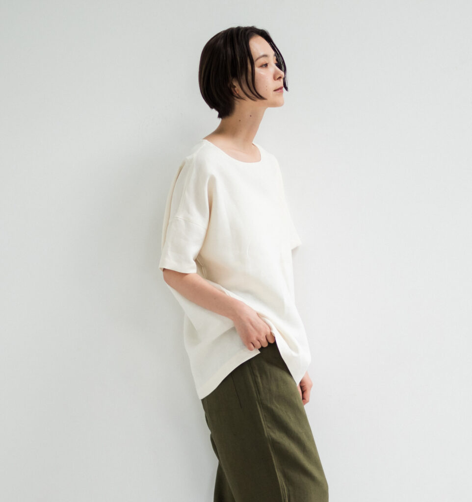 LOOSY:T2 リネン100％Tシャツ　エクリュホワイト　着用画像