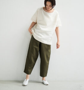 LOOSY:T2 リネン100％Tシャツ　エクリュホワイト　着用画像