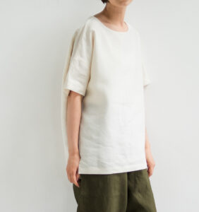 LOOSY:T2 リネン100％Tシャツ　エクリュホワイト　着用画像