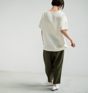 LOOSY:T2 リネン100％Tシャツ　エクリュホワイト　着用画像