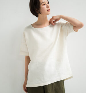 LOOSY:T2 リネン100％Tシャツ　エクリュホワイト　着用画像