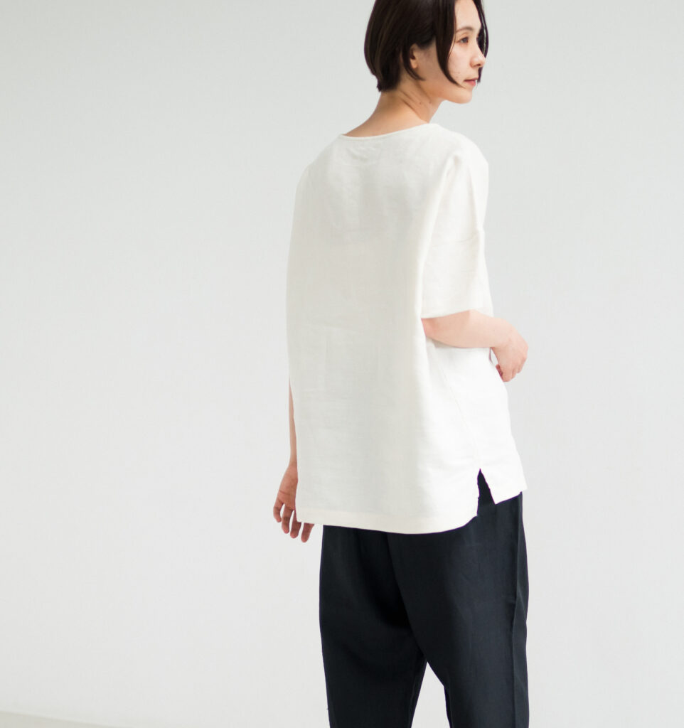 LOOSY:T2 リネン100％Tシャツ　エクリュホワイト　着用画像