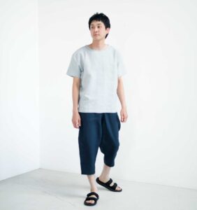 LOOSY:T2 リネン100％Tシャツ　ライトグレー着用画像