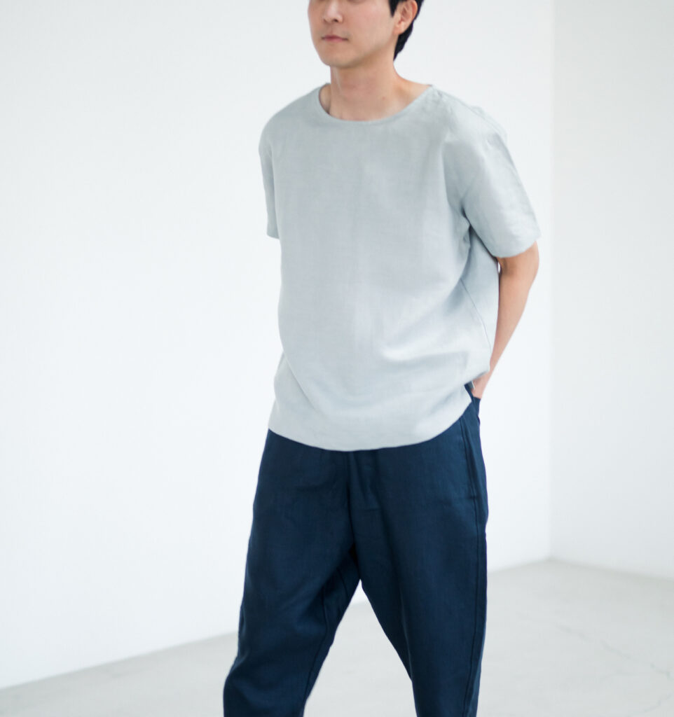 LOOSY:T2 リネン100％Tシャツ　ライトグレー　着用画像