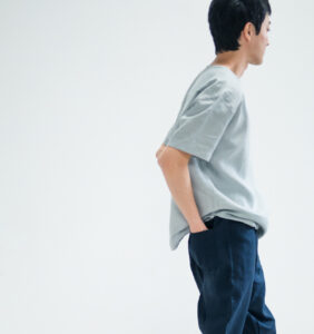 LOOSY:T2 リネン100％Tシャツ　ライトグレー　着用画像