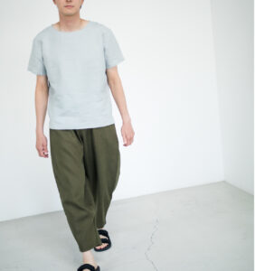 LOOSY:T2 リネン100％Tシャツ　ライトグレー　着用画像