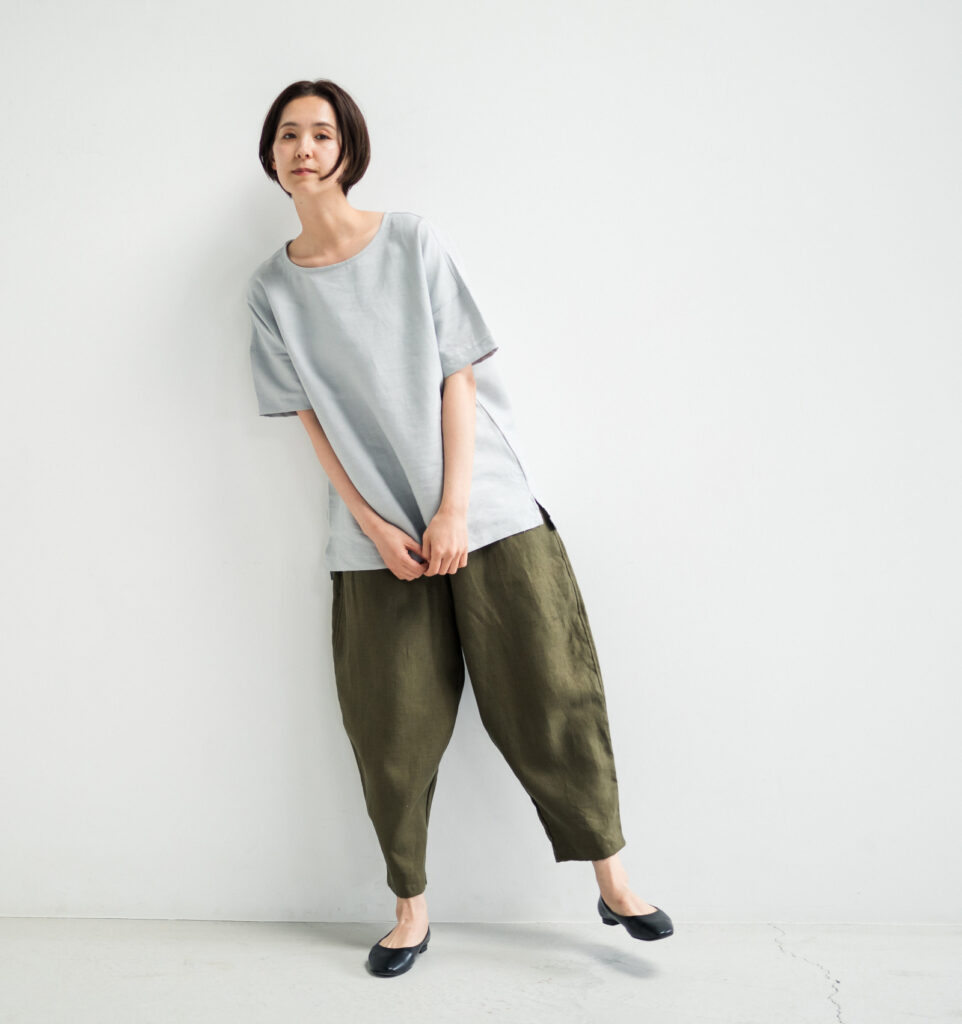 LOOSY:T2 リネン100％Tシャツ　ライトグレー　着用画像