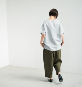 LOOSY:T2 リネン100％Tシャツ　ライトグレー　着用画像