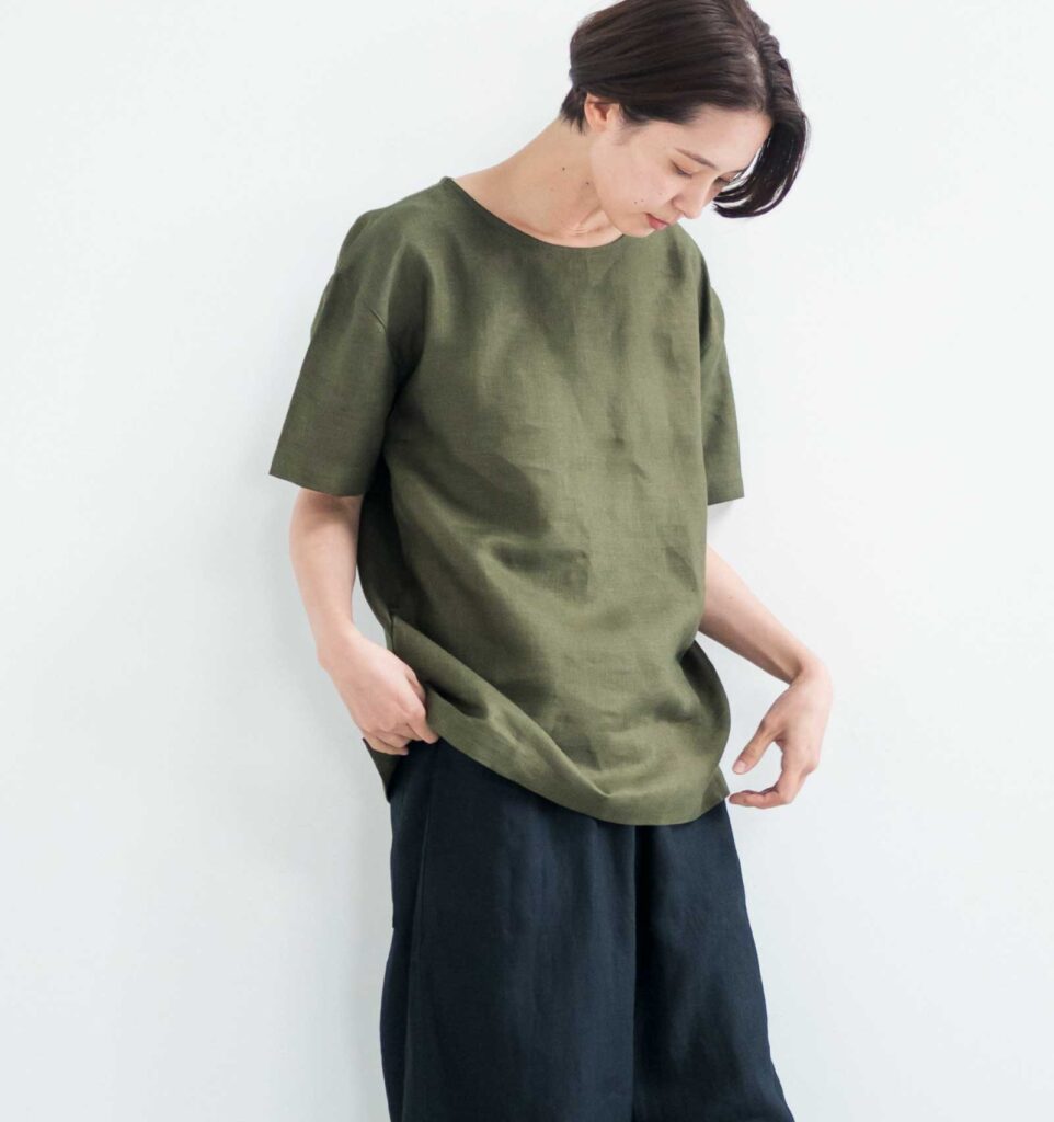 LOOSY:T2 リネン100％Tシャツ　オリーブカラー着用画像