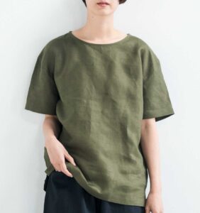 LOOSY:T2 リネン100％Tシャツ　オリーブカラー着用画像